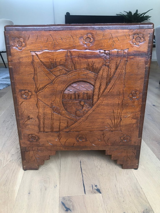 Image 1 of Coffre antique en bois de camphrier