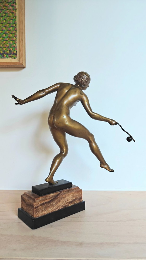 Figura de bronce Art Déco. Ninfa o bailarina desnuda. – Esculturas, Bronze, Marble (photo 3 of 8)