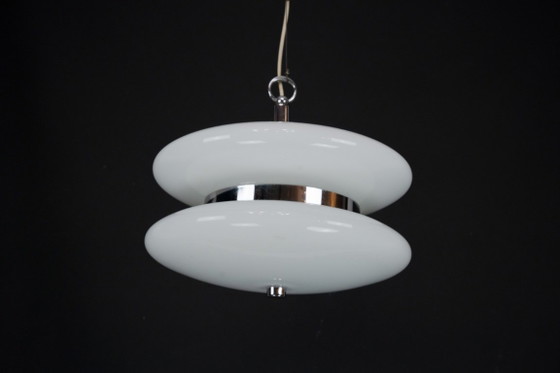 Image 1 of Grote kroonluchter van wit Murano-glas uit het midden van de 20e eeuw, vervaardigd door Vistosi. Jaren 70.