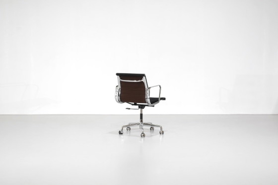 Sedia da ufficio "EA 117" di Charles Ray Eames per ICF USA, 1969. – Poltrone, Tessile (photo 3 of 18)