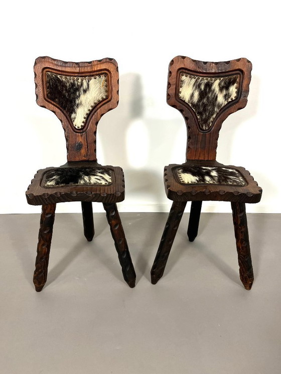 Image 1 of Brutalistische spanische Dreibeinstühle mit Kuhfellbezug aus den 1960er Jahren