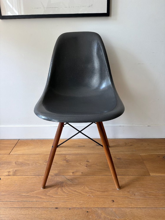Image 1 of 3 Vintage Eames DSW Fiberglass Stoelen (Herman Miller) – Elephant Grey & Greige – Walnut Base