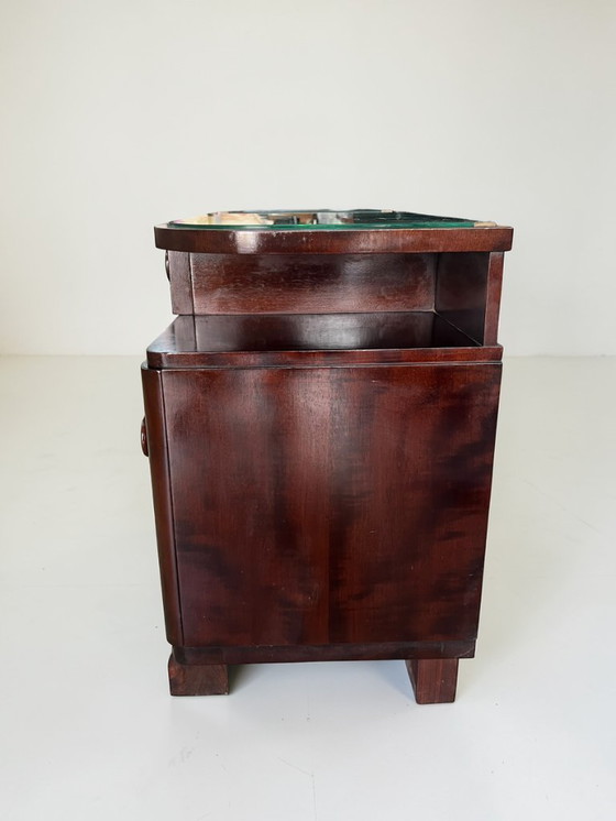 Image 1 of Paar deutsche Streamline - Art Deco Nachttische aus den 1940er–50er Jahren mit wunderschönem Maserfurnier und Glasauflage