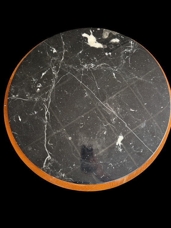 Image 1 of Tavolino d'appoggio a treppiede in stile neoclassico con piano in marmo.