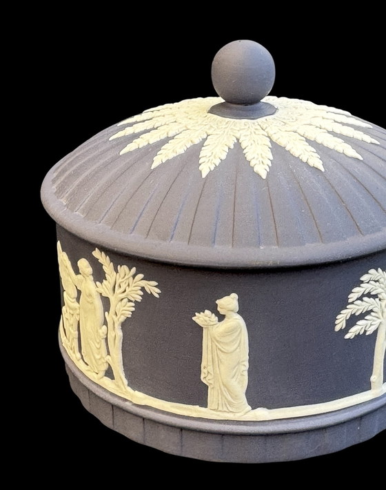 Image 1 of Precioso joyero de porcelana azul oscuro de Wedgwood