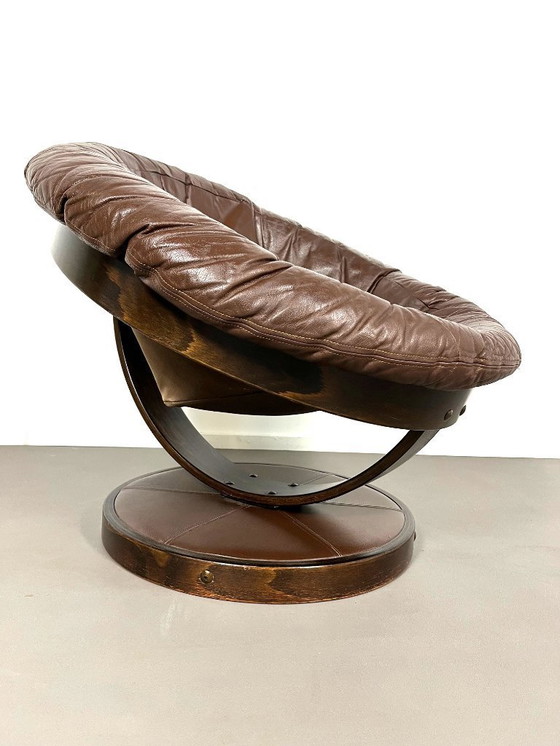 Image 1 of Lounge-Sessel im Space-Age-Stil mit drehbarem Fuß und Lederbezug, 1970er Jahre