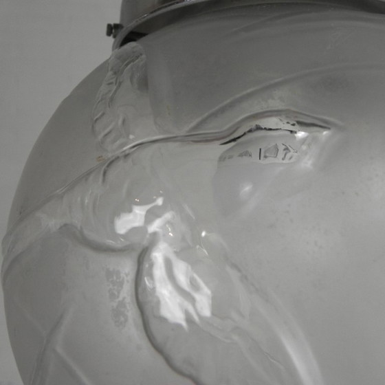Image 1 of Art Deco hanglamp met geetste glazen bol met meerdere vogels, zwaluwen, jaren 30