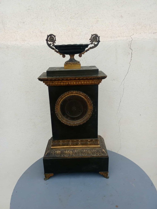 Kaminuhr aus Bronze – Restaurationszeit/Karl-X.-Periode