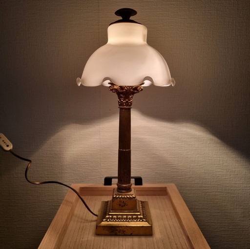 Messinglampe mit mattiertem Glas, Hollywood-Regency-Stil der 1930er Jahre