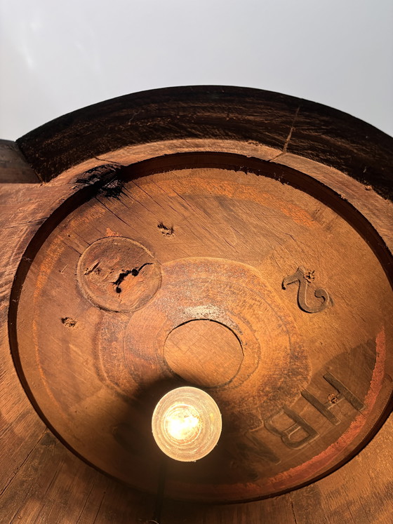 Image 1 of Mueble bar auténtico hecho con un barril de whisky e iluminación – Muebles únicos