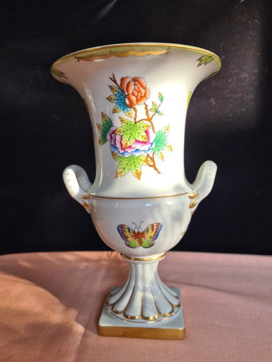 Image 1 of Herend Queen Victoria vaas met handvatten op voet- 24-karaats gouden accenten.
