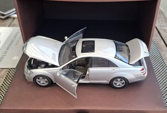 Image 1 of Mercedes-Benz S-Klasse (W221) 1:18 AUTOart Händler-Einführungsbox