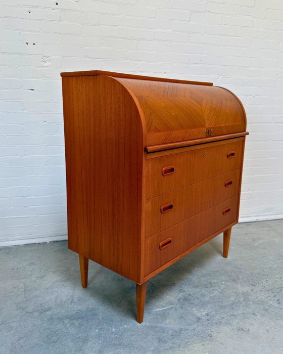Image 1 of Toegeschreven aan Egon Ostergaard – Deense teakhouten secretaire met roldeksel, jaren 1960
