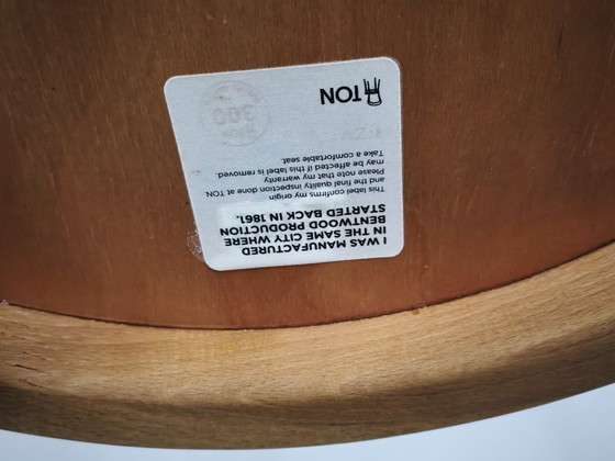 Image 1 of Silla de comedor con brazos TON Modelo 209 de madera curvada de haya, estilo checo, ideal para cafeterías y restaurantes.