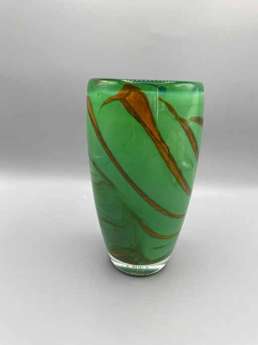 Smaragdgroene vaas van kunstglas – Amberkleurige wervelingen – circa – glazen karaffen, 1960