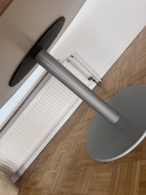 Image 1 of Metaform Orfis ronde tafel met metalen onderstel