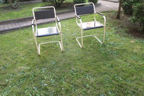 Image 1 of Paar freitragende Gartenstühle aus Eisen und Holz im Stil der Mitte des 20. Jahrhunderts, lackiert, 1950er Jahre