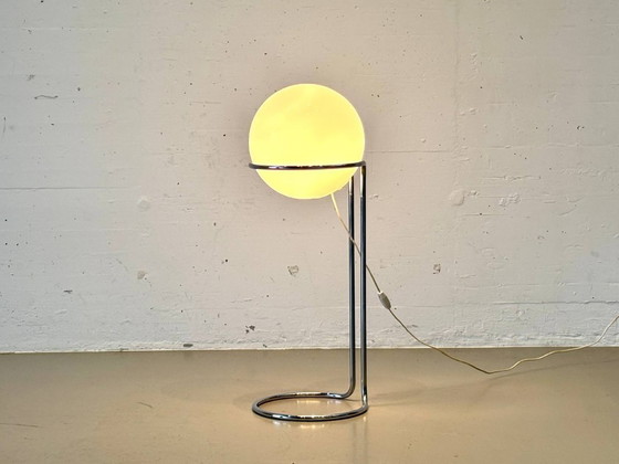 Image 1 of Lampadaire de style Space Age avec globe en verre opale et structure chromée, années 1970