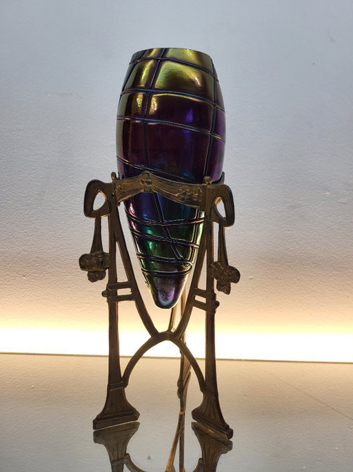Jarrón de cristal iridiscente Loetz en latón, estilo Art Nouveau, Bohemia, ca. 1900. – vazen, Glass (photo 2 of 10)