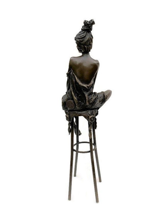 Image 1 of Statue en bronze Dame élégante sur tabouret