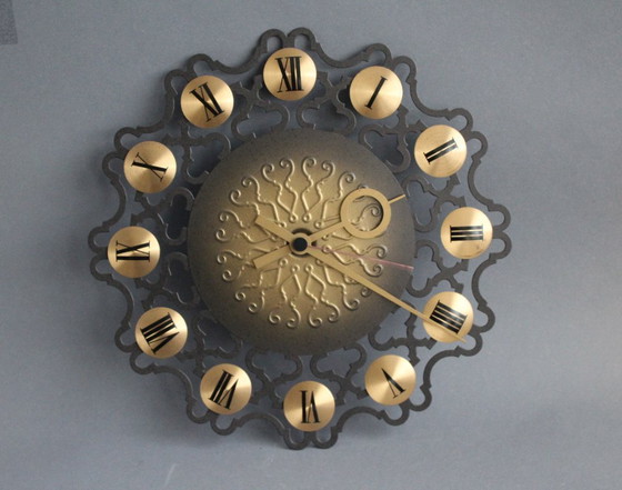 Image 1 of Reloj de pared de metal y latón con números romanos, de Junghans, de la década de 1960.