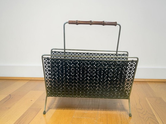 Image 1 of Vintage Zeitungsständer Messing & Schwarz – Mid Century Magazine Rack mit Holzgriff | Design Zeitschriftenhalter 1960er Jahre