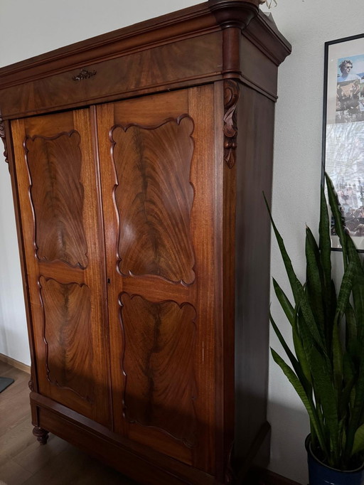 Schrank: Porzellanschrank aus den 1950er Jahren