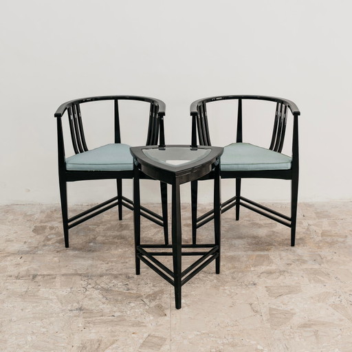 Ernest Archibald Taylor: een paar fauteuils en een driehoekige salontafel, design uit de jaren 80.