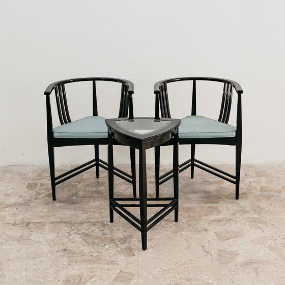 Image 1 of Ernest Archibald Taylor: een paar fauteuils en een driehoekige salontafel, design uit de jaren 80.