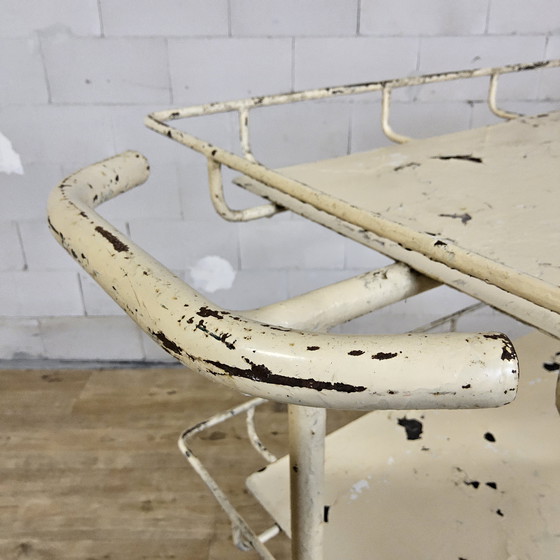 Image 1 of Chariot de service vintage en métal, grand format, pour hôpital, linge, soins infirmiers, thé ou boissons.