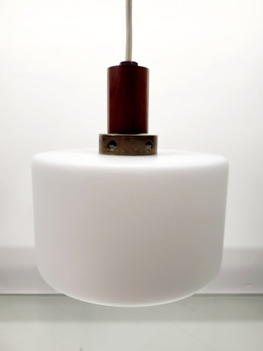 Lampe suspendue vintage en verre opalin, style scandinave, teck et laiton, années 1960