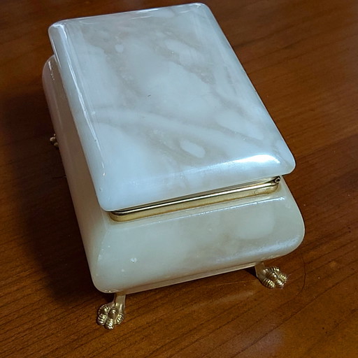 Caja de joyería o pitillera antigua de piedra natural pulida.