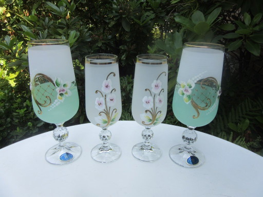 4 vasos bohemios esmaltados pintados a mano en verde pálido/rosa y dorado, Sklo, vintage