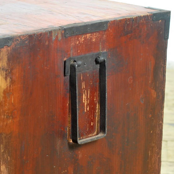Wooden chest of drawers with dark metal hardware, Brown, Aziatisch (photo 9 of 14)