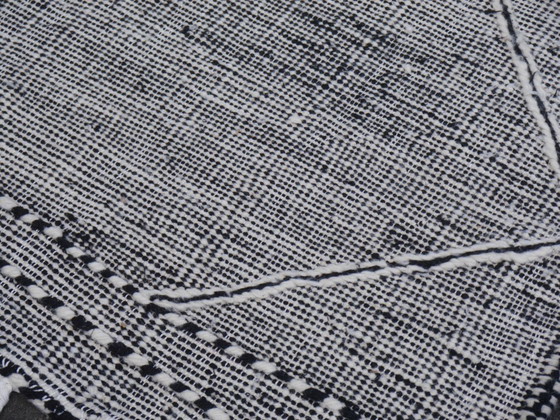 Image 1 of Kilim berbère du Maroc, 295 x 185 cm, tissé à la main, noir et blanc