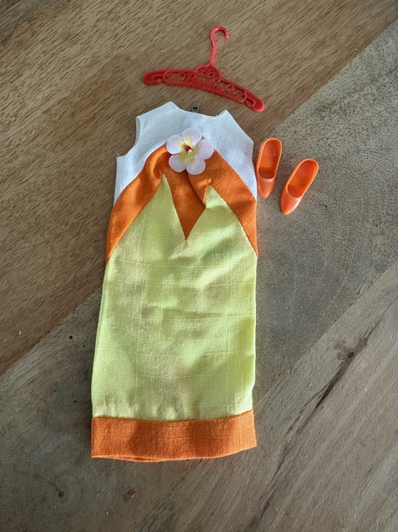 Image 1 of Barbie vintage avec plein de vêtements