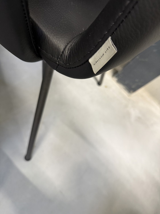 Image 1 of Bert Plantagie Dining Room Chairs 4xBlake - 1xFour black leather