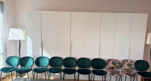 Juego de 10 sillas Calligaris Ines en terciopelo verde y tela tropical