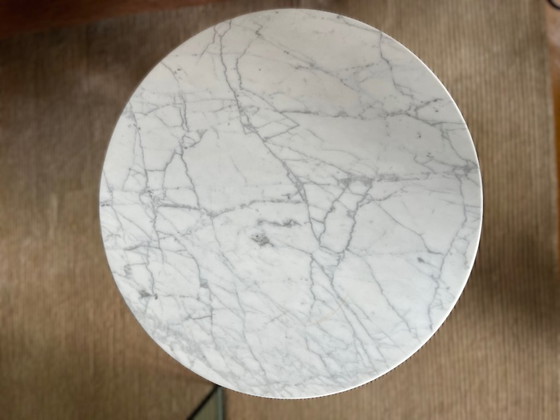 Image 1 of Mesa auxiliar de mármol Knoll, diseño de Eero Saarinen