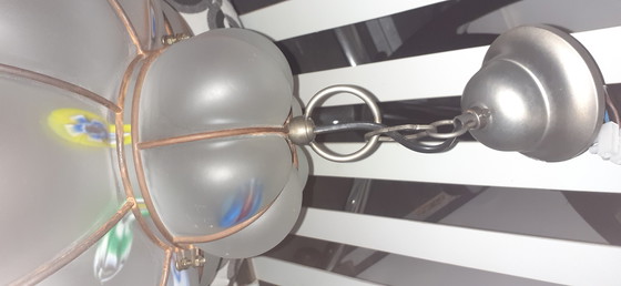 Image 1 of Lámpara colgante de vidrio lechoso con acentos de color.