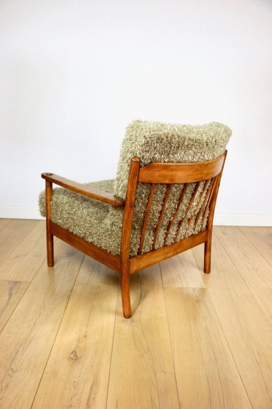 Image 1 of Poltrona vintage in legno marrone, verde oliva, con cuscini a pelo lungo sfoderabili.