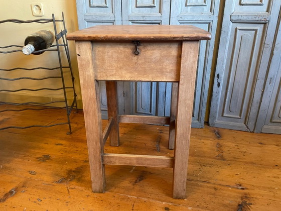 Image 1 of Mesa auxiliar con banco plegable y taburete en francés.