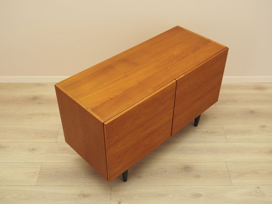 Dänischer Teakholzschrank auf konischen Beinen, skandinavisch modern der 1960er Jahre – Buffetschränke, Wood (photo 6 of 14)