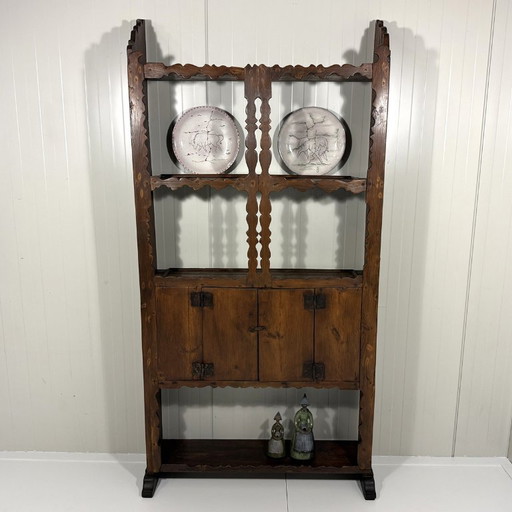 Antiker rustikaler Wandschrank aus dem Jahr 1900
