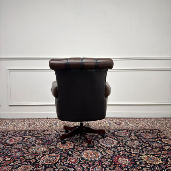 Grande Sedia da ufficio Chesterfield inglese marrone – Sedie da ufficio, Leather, Wood (photo 4 of 10)
