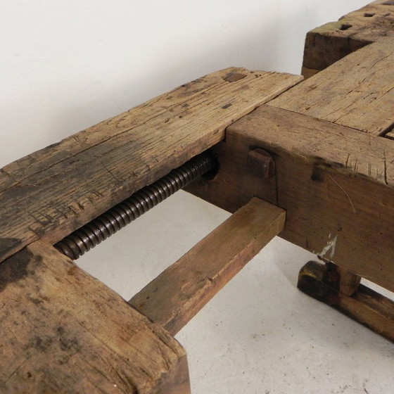 Banco de trabajo industrial de madera con tornillo de banco, 194 cm de largo, década de 1930. (photo 23 of 34)
