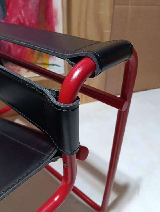Image 1 of Bolso Knoll Wassily B3 rojo mate, nuevo-usado, en piel negra, de Marcel Breuer.
