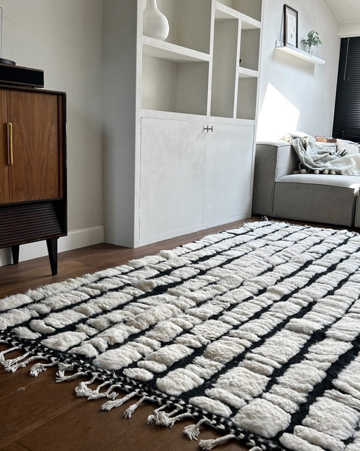 Alfombra Beni Mrirt 310×190 cm – negro y marfil | lana de lujo