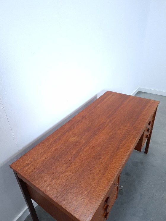 Image 1 of Teak vrijstaand bureau met lade uit Denemarken