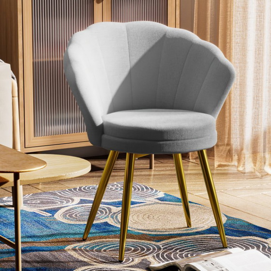 Image 1 of Elegante poltrona Swan in velluto con gambe in metallo dorato